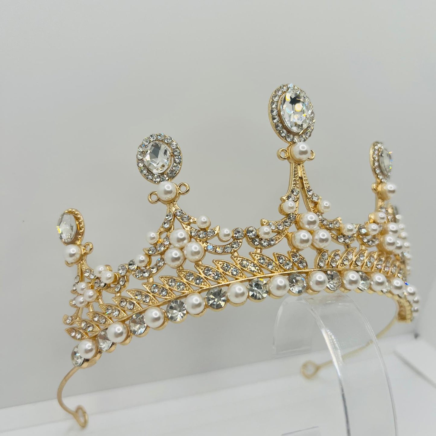 Diademkrone mit Strasssteinen und Perlen