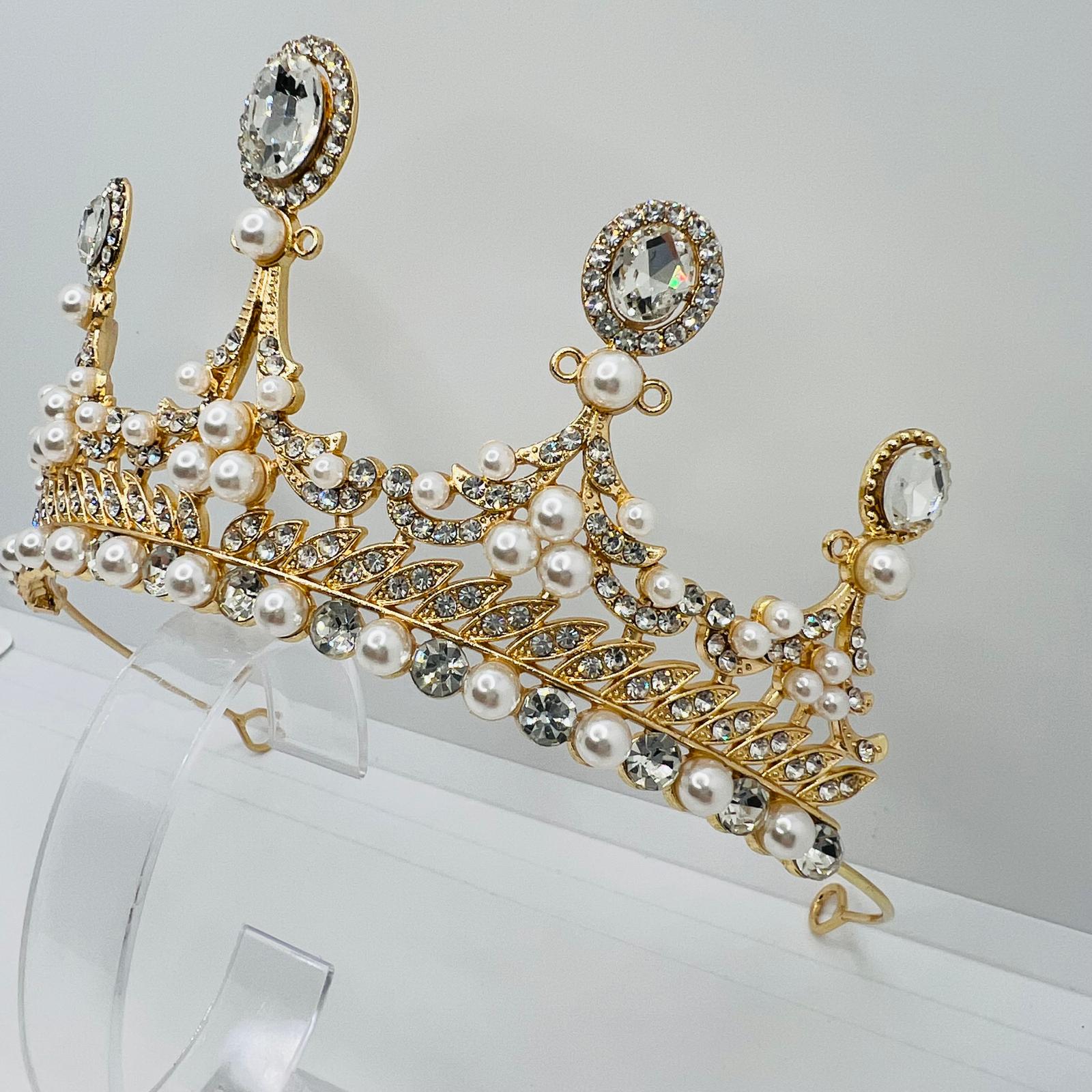 Diademkrone mit Strasssteinen und Perlen