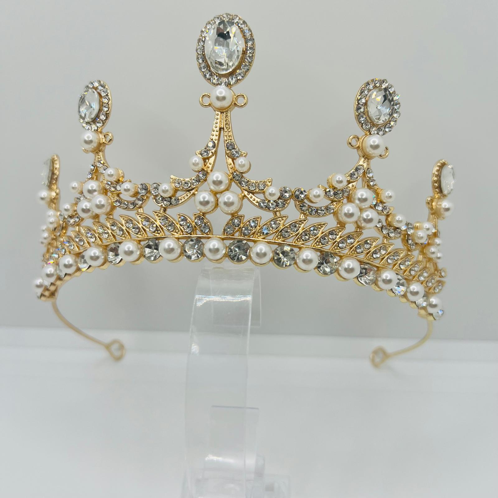 Diademkrone mit Strasssteinen und Perlen