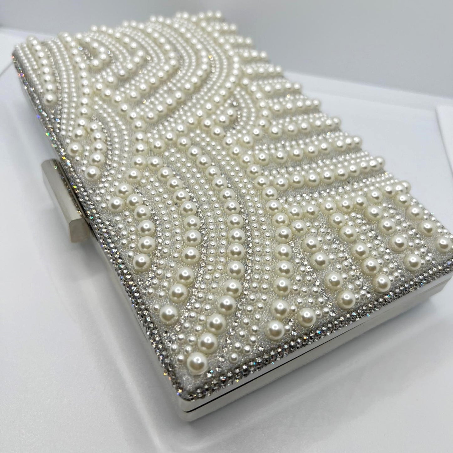 Elegante Perlen-Clutch mit Strass-Bordüre