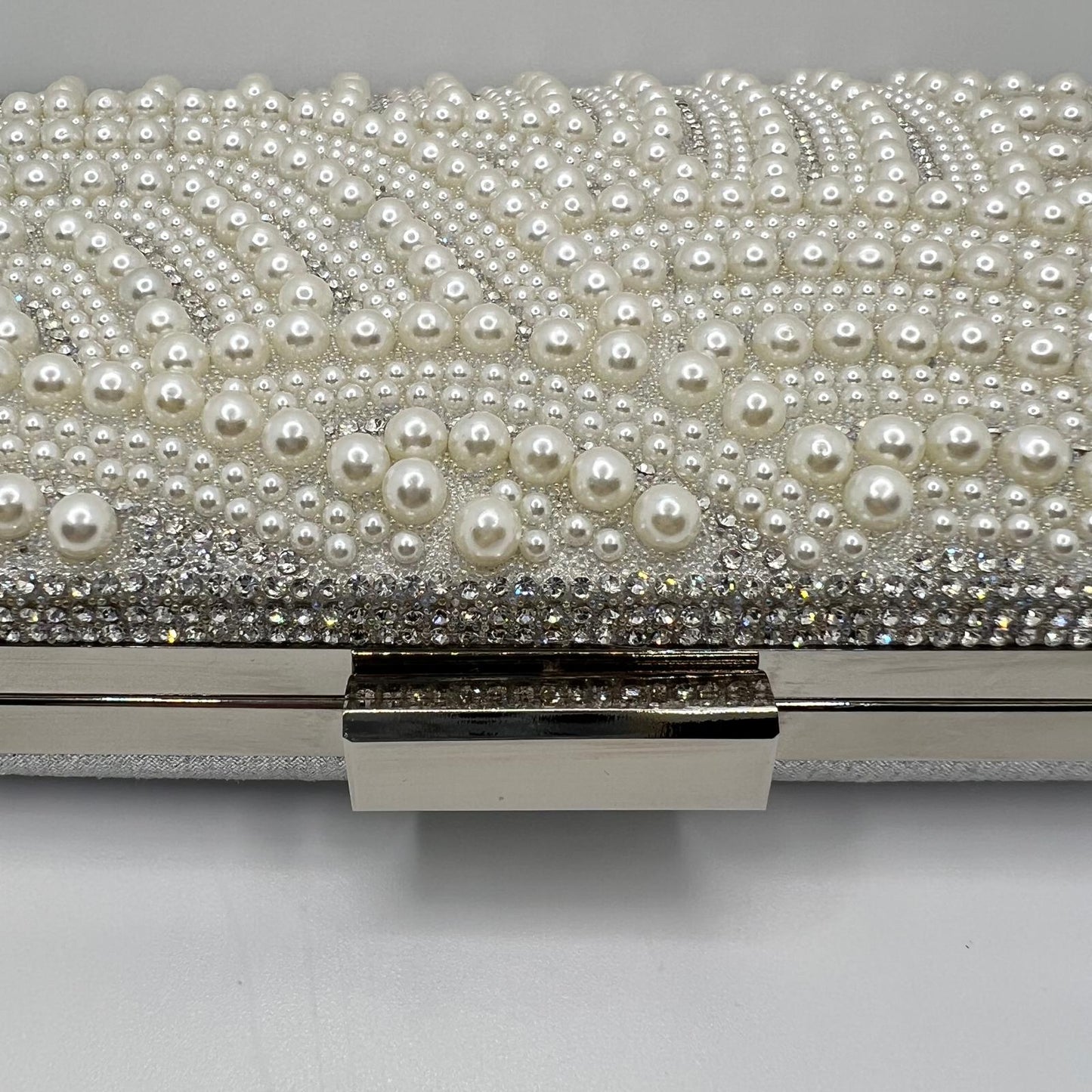 Elegante Perlen-Clutch mit Strass-Bordüre