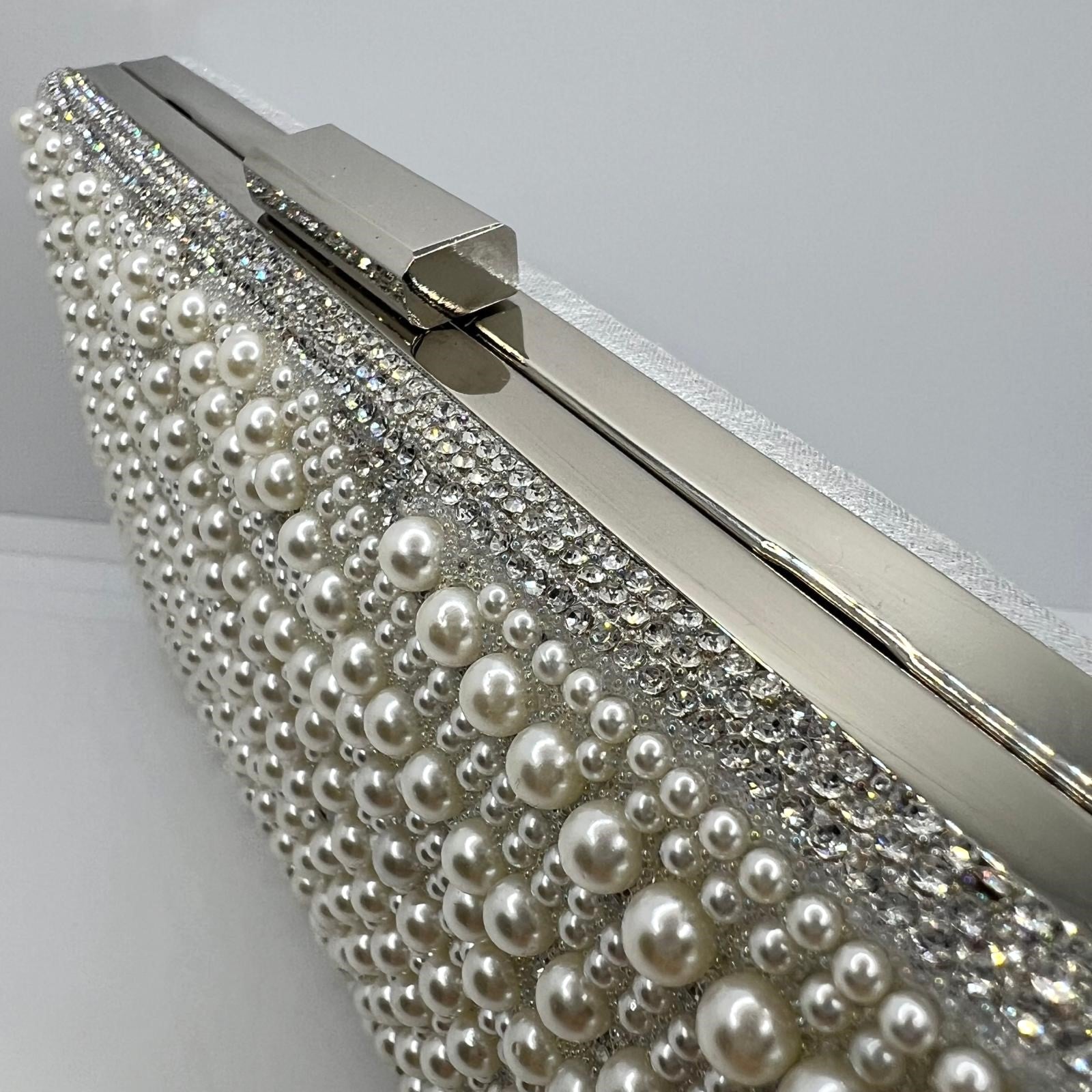 Elegante Perlen-Clutch mit Strass-Bordüre