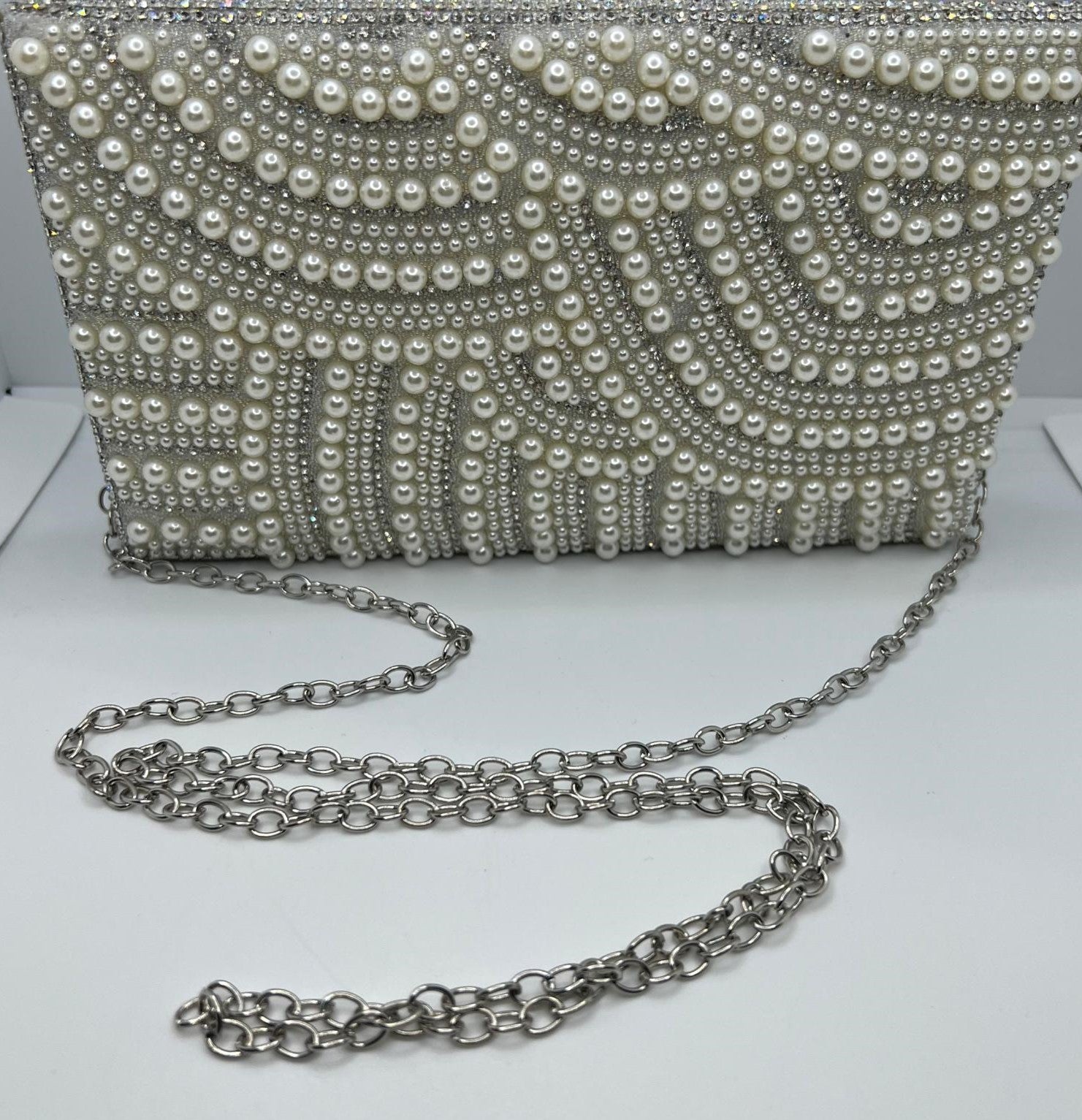 Elegante Perlen-Clutch mit Strass-Bordüre