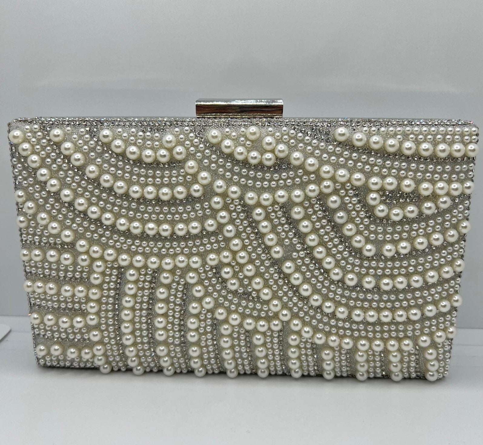 Elegante Perlen-Clutch mit Strass-Bordüre