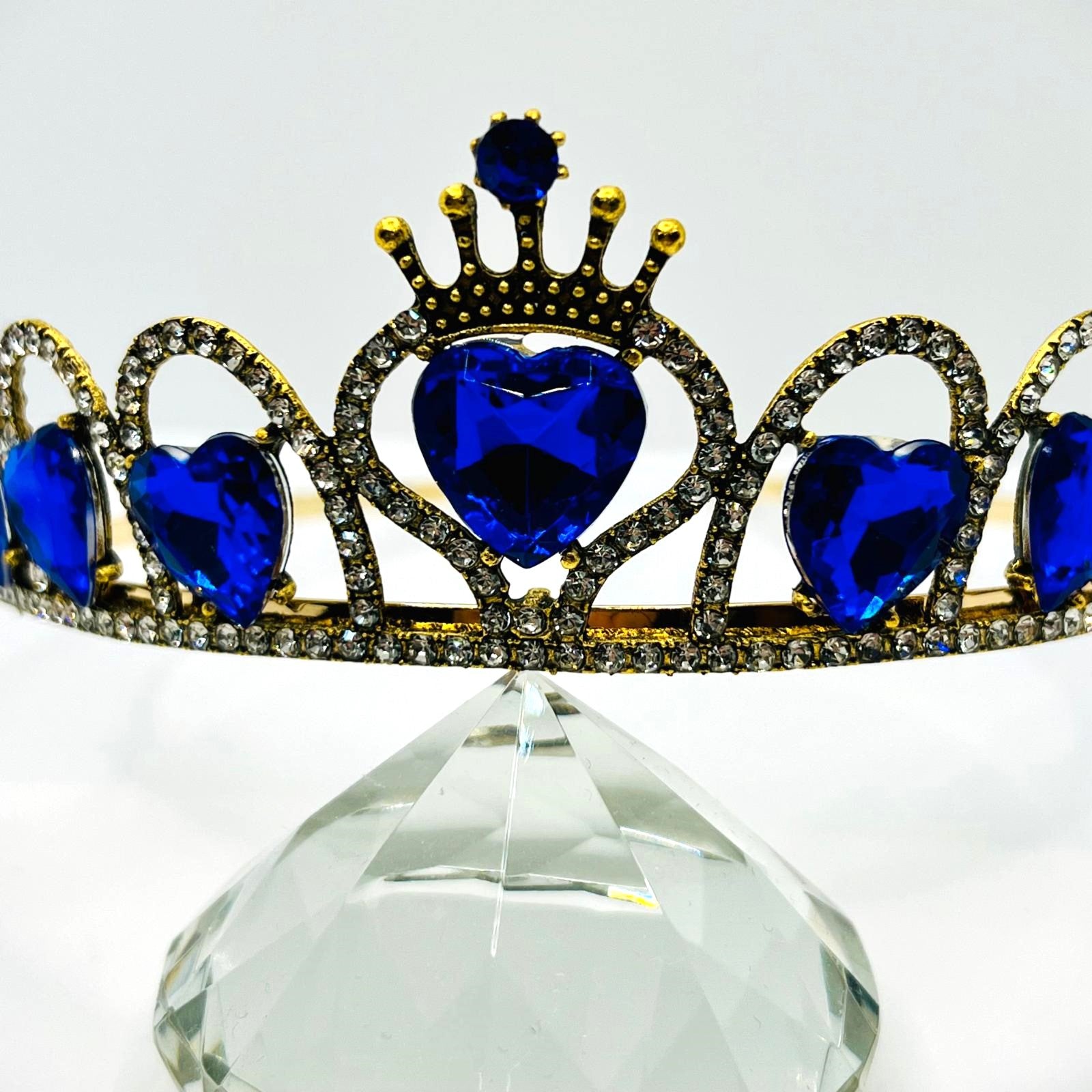 Goldene Tiara mit Blauen Herzen 