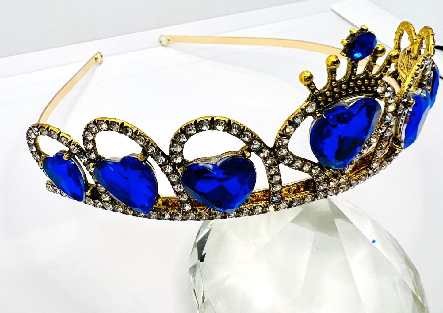 Goldene Tiara mit Blauen Herzen 