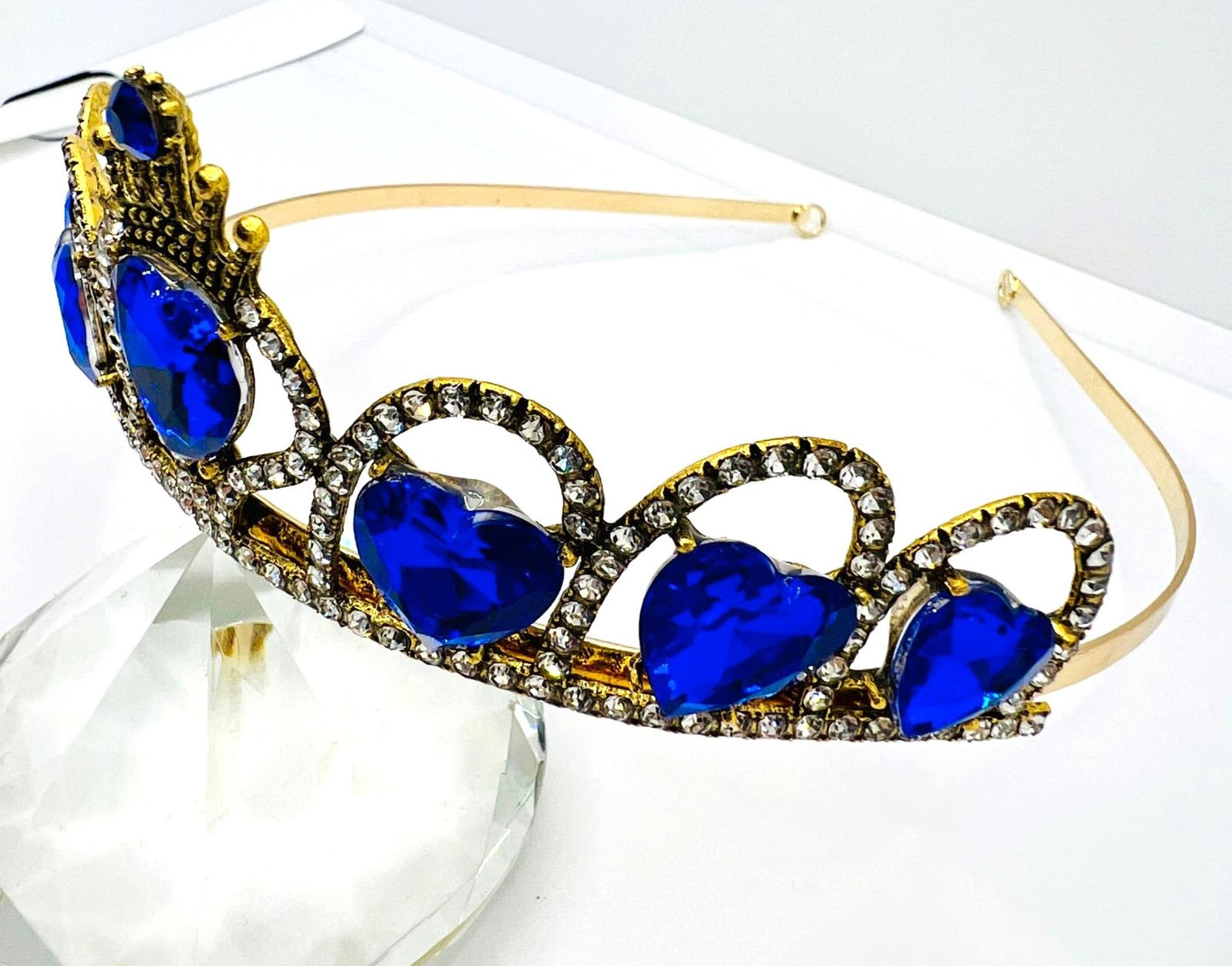 Goldene Tiara mit Blauen Herzen 