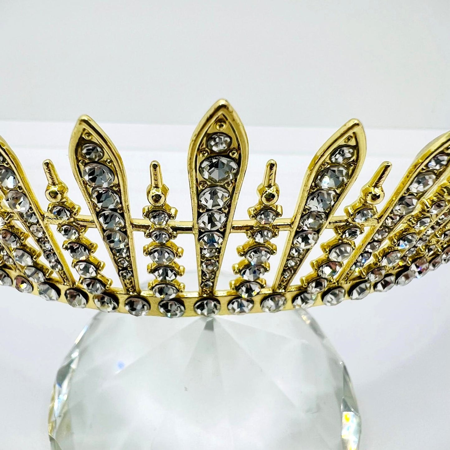 Goldene Tiara mit Kristallklaren Strasssteinen 