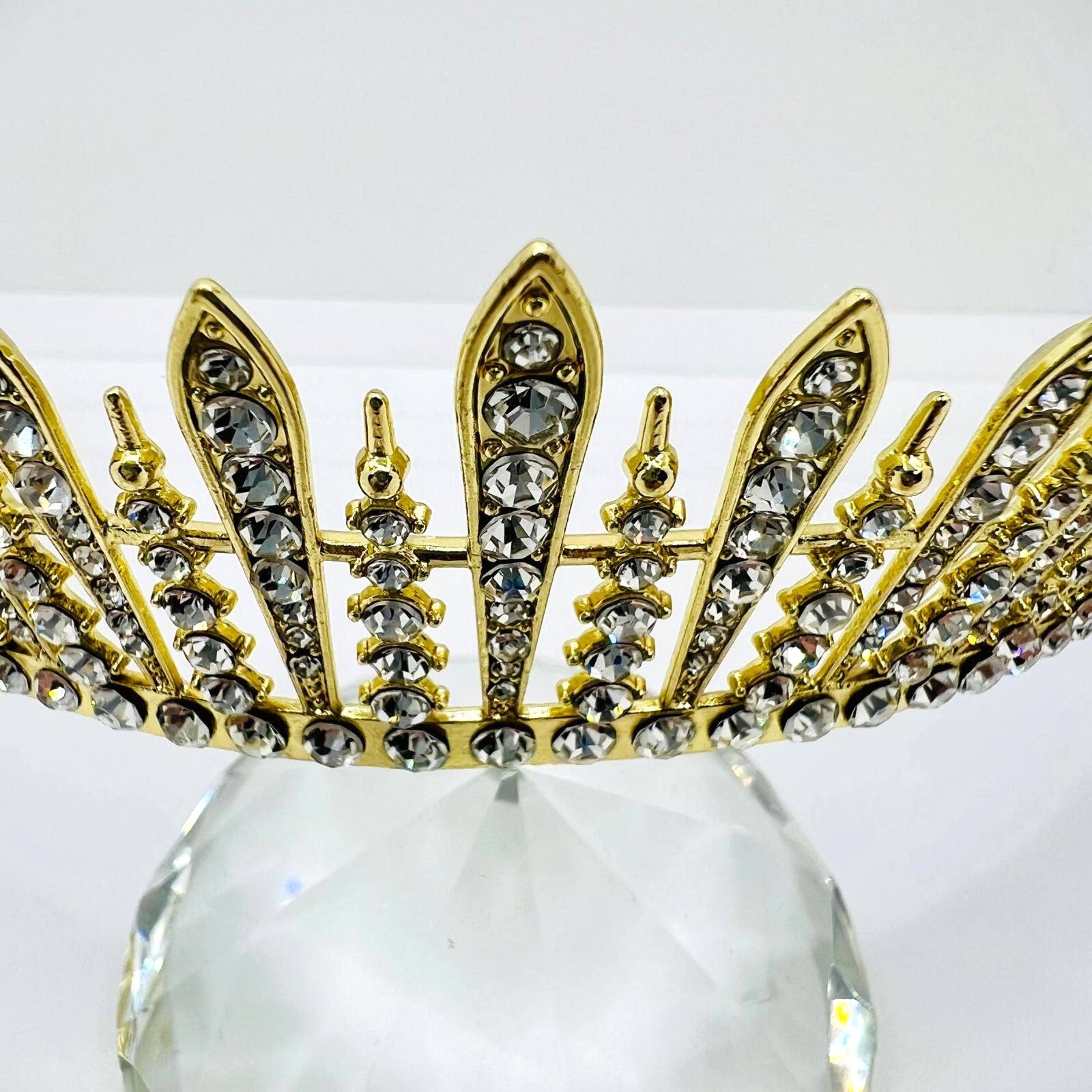 Goldene Tiara mit Kristallklaren Strasssteinen 