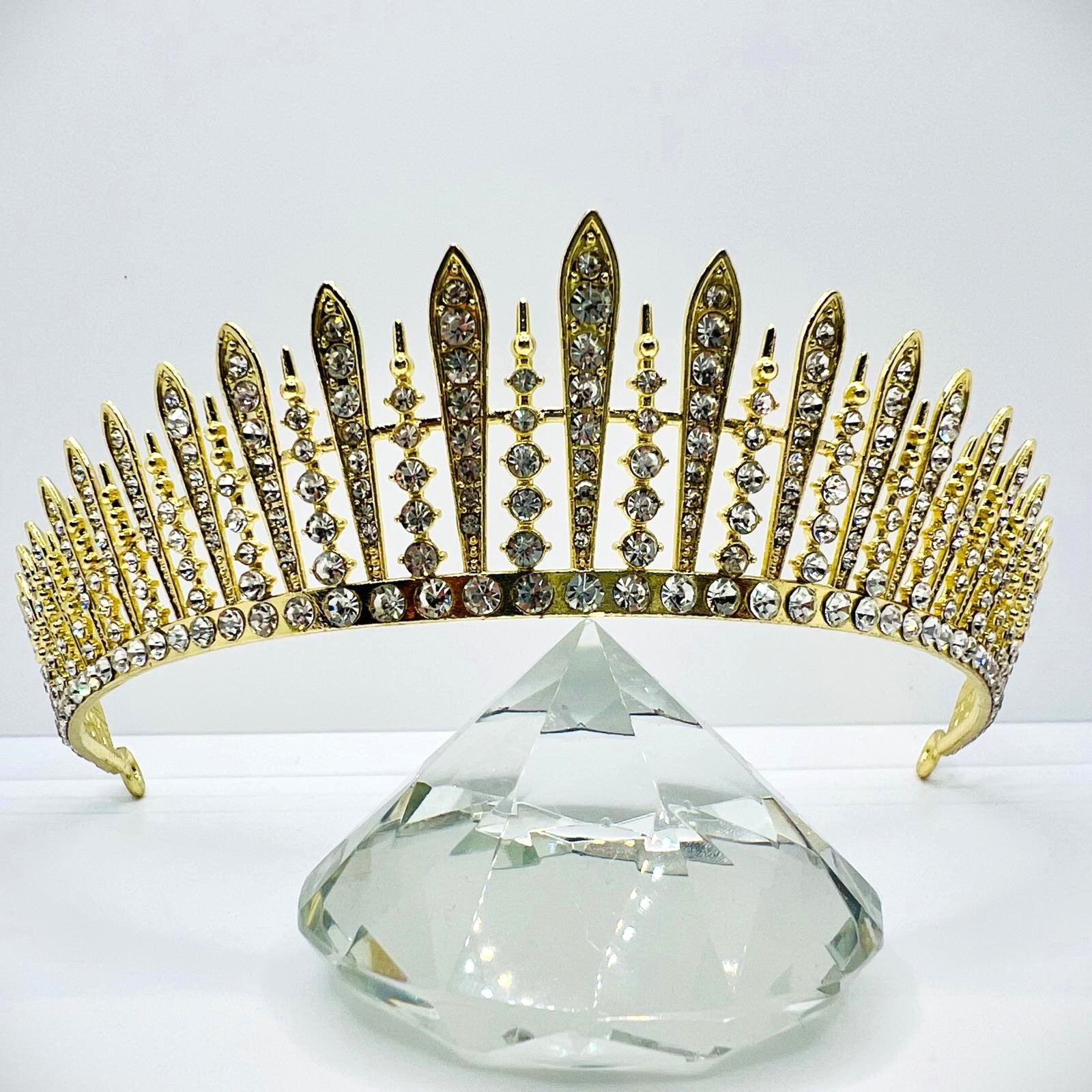 Goldene Tiara mit Kristallklaren Strasssteinen 