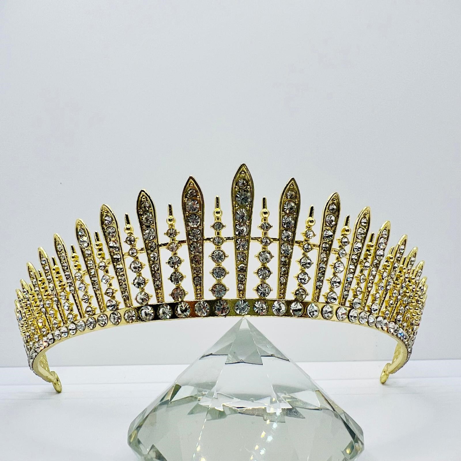 Goldene Tiara mit Kristallklaren Strasssteinen 