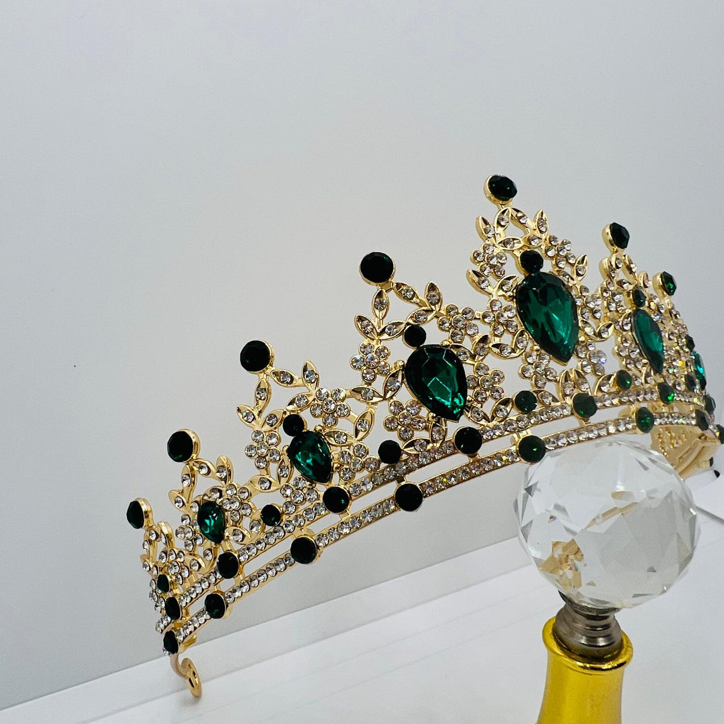  Tiara mit Smaragdgrünen Strasssteinen