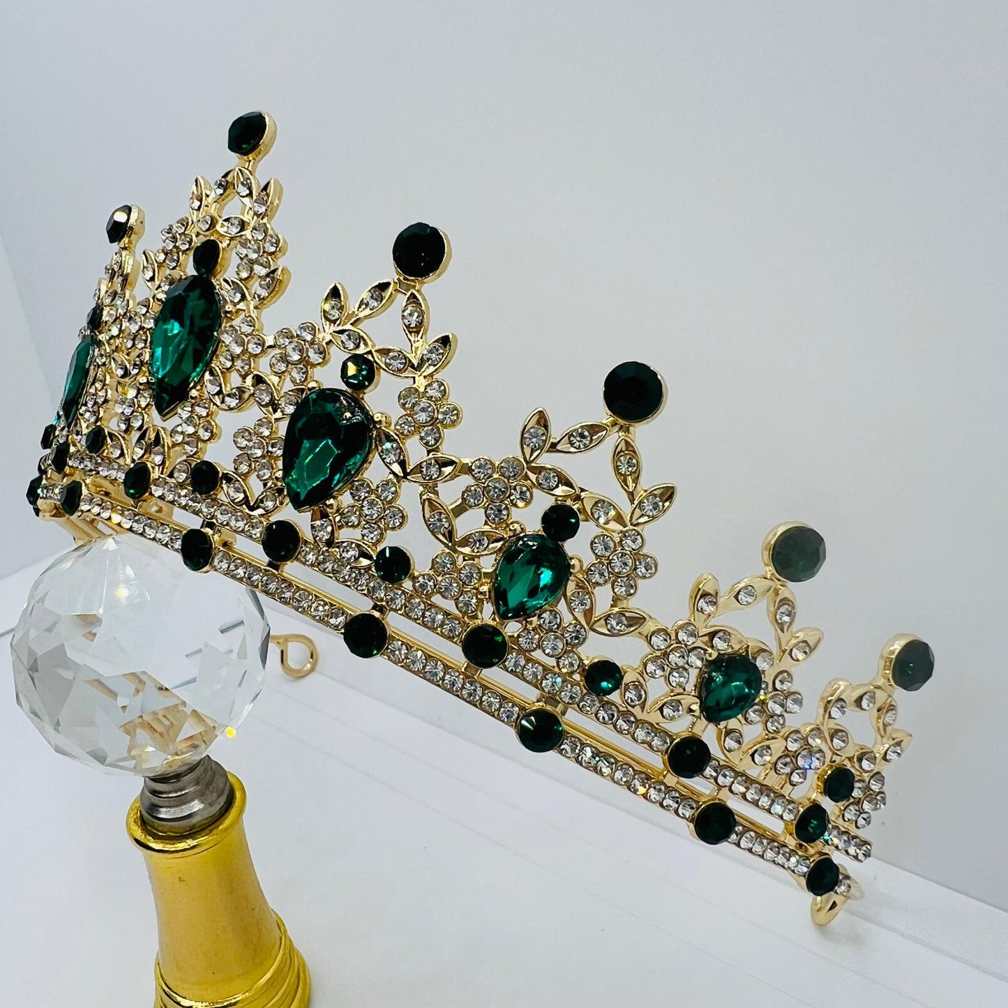  Tiara mit Smaragdgrünen Strasssteinen