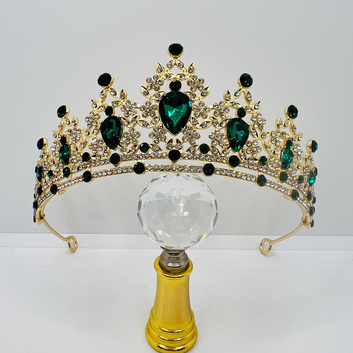  Tiara mit Smaragdgrünen Strasssteinen