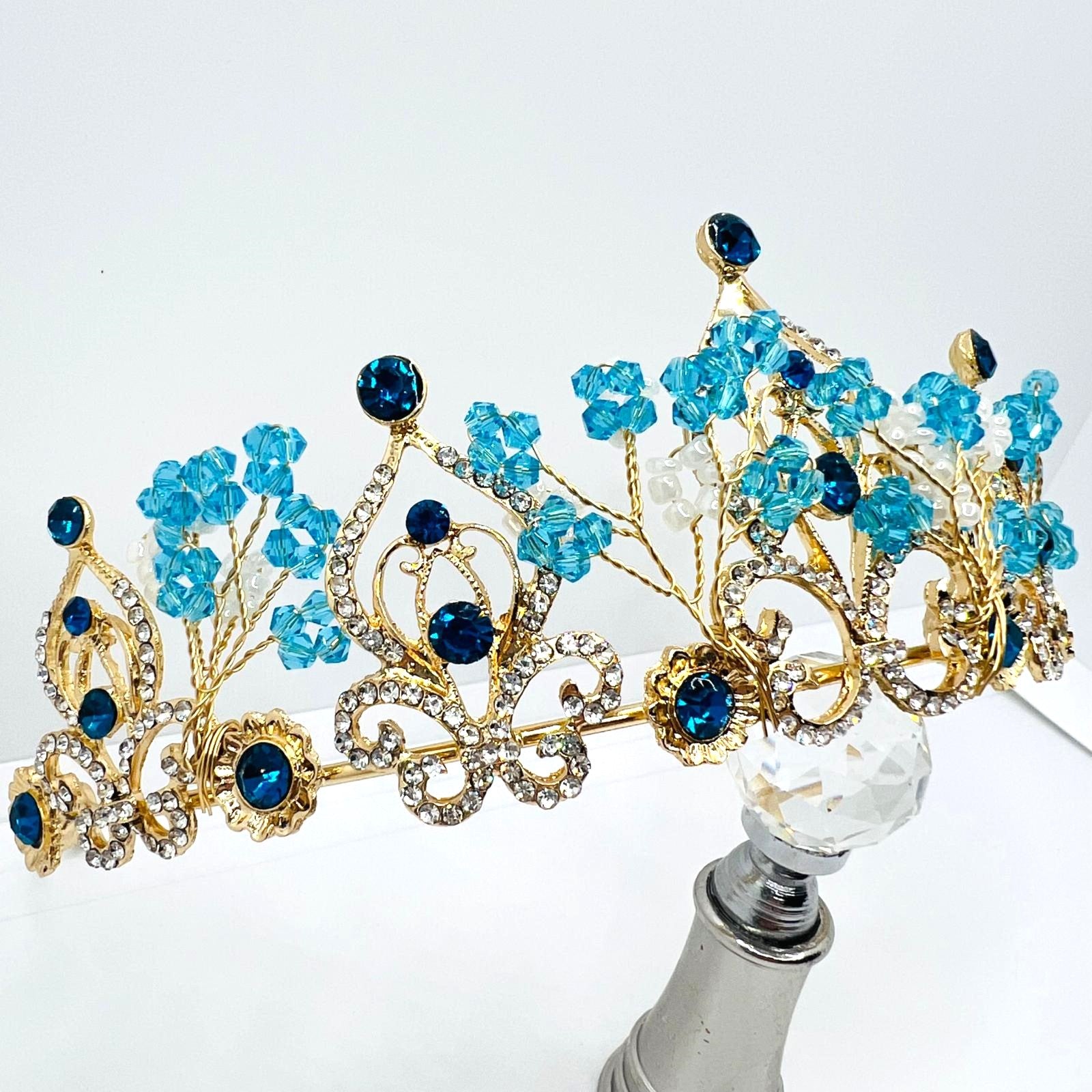 Goldene Tiara mit blauen Strasssteinen 