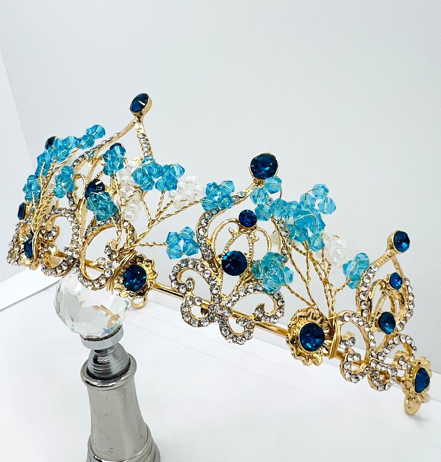 Goldene Tiara mit blauen Strasssteinen 