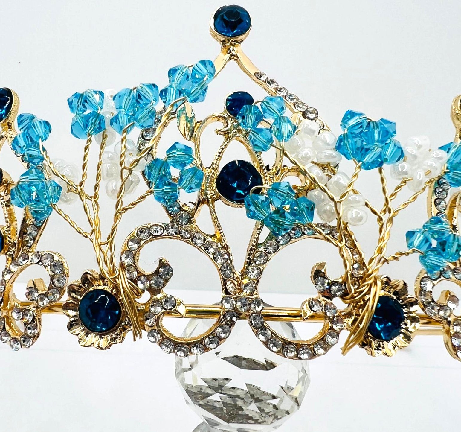 Goldene Tiara mit blauen Strasssteinen 