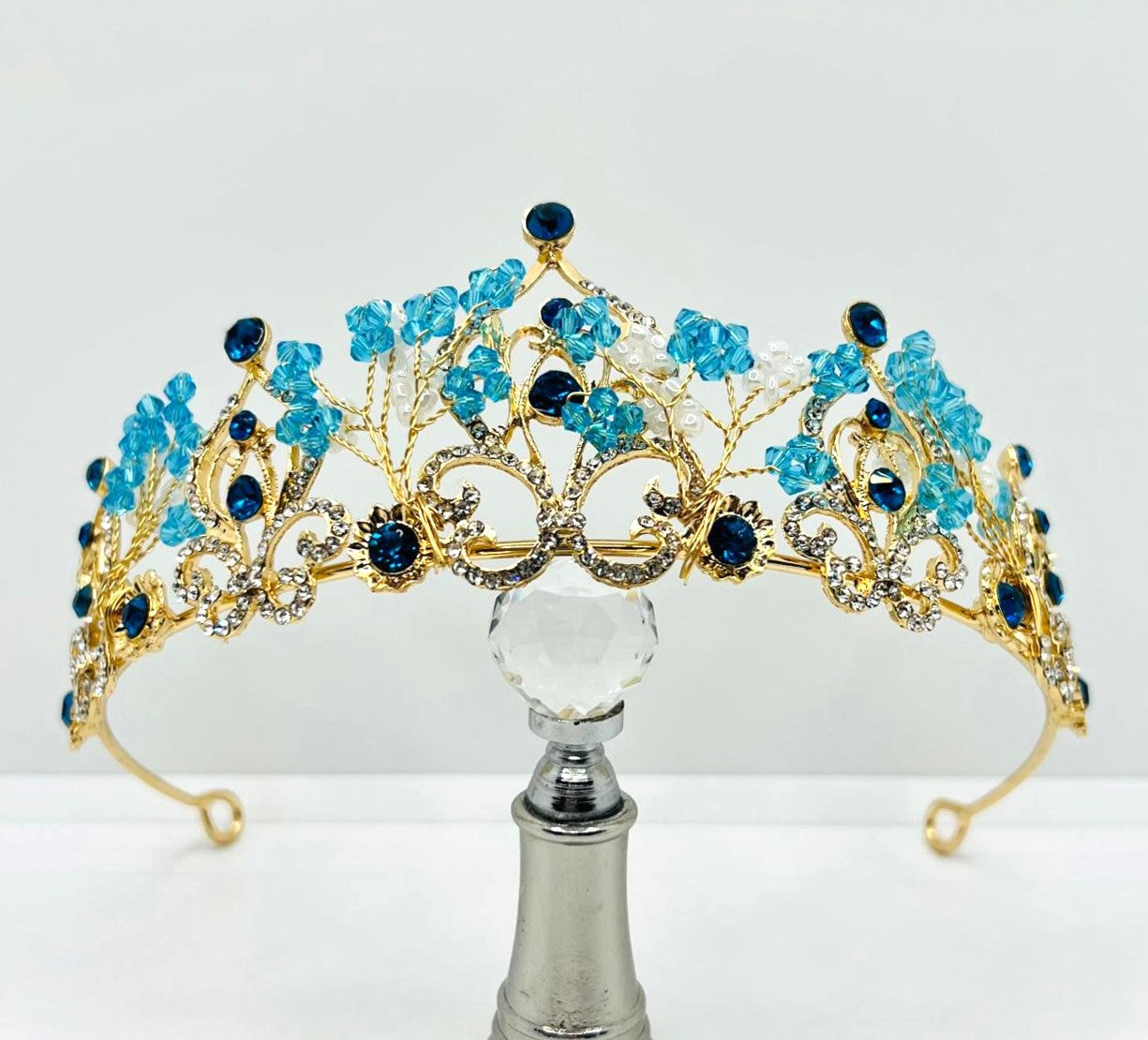 Goldene Tiara mit blauen Strasssteinen 