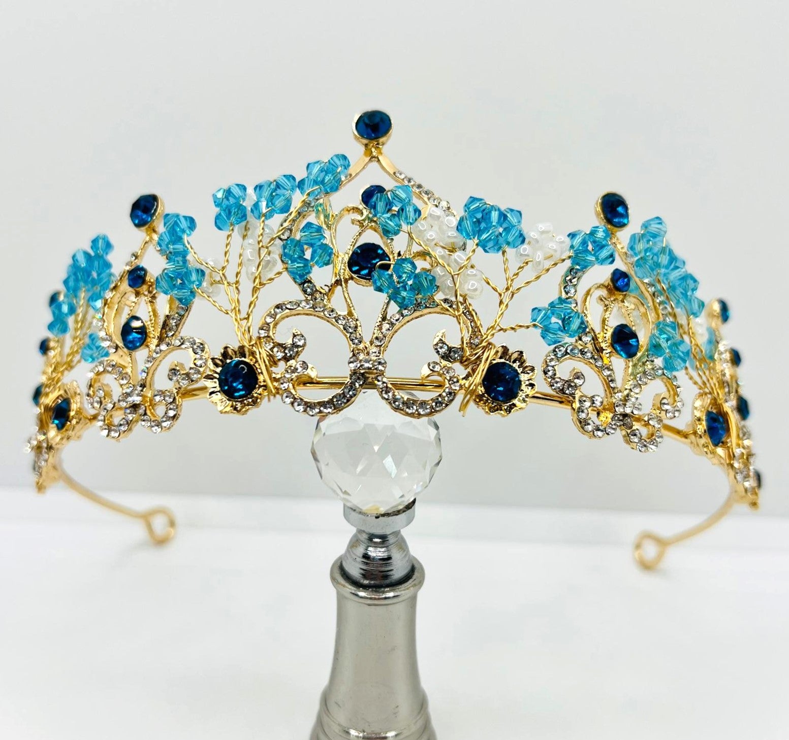 Goldene Tiara mit blauen Strasssteinen 