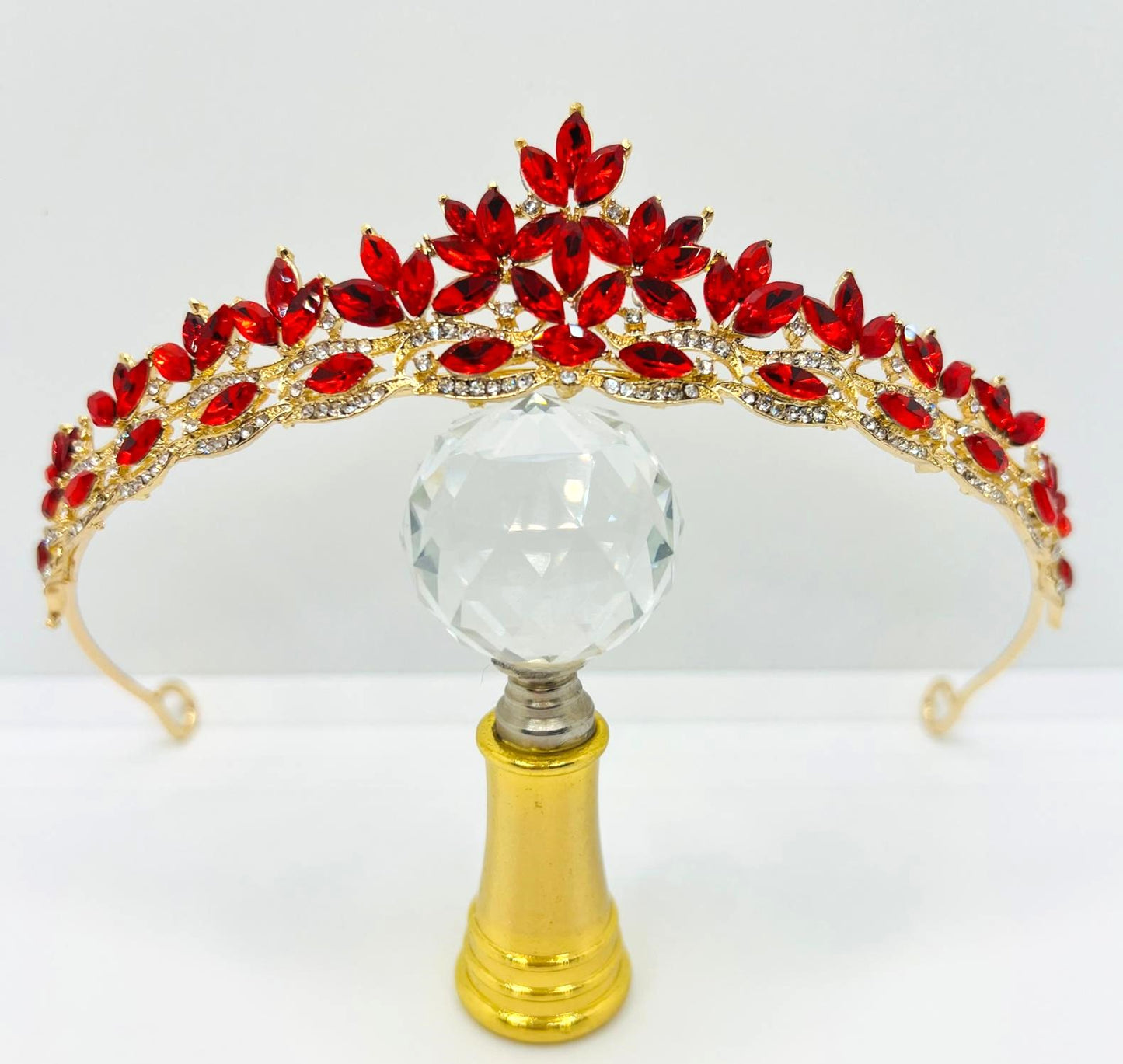 Tiara mit rubinroten Strasssteinen