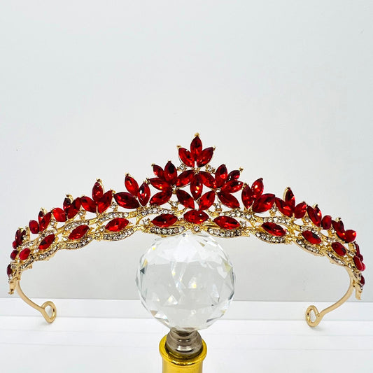 Tiara mit rubinroten Strasssteinen