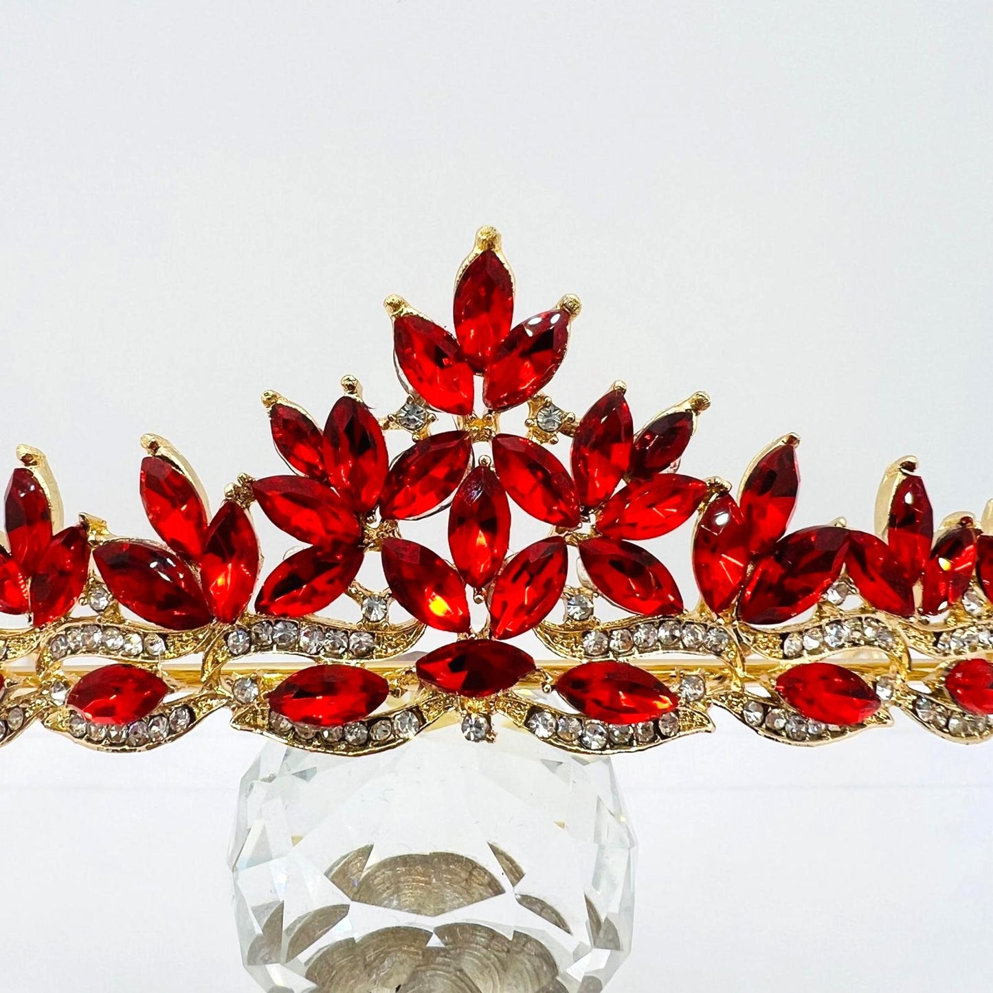 Tiara mit rubinroten Strasssteinen