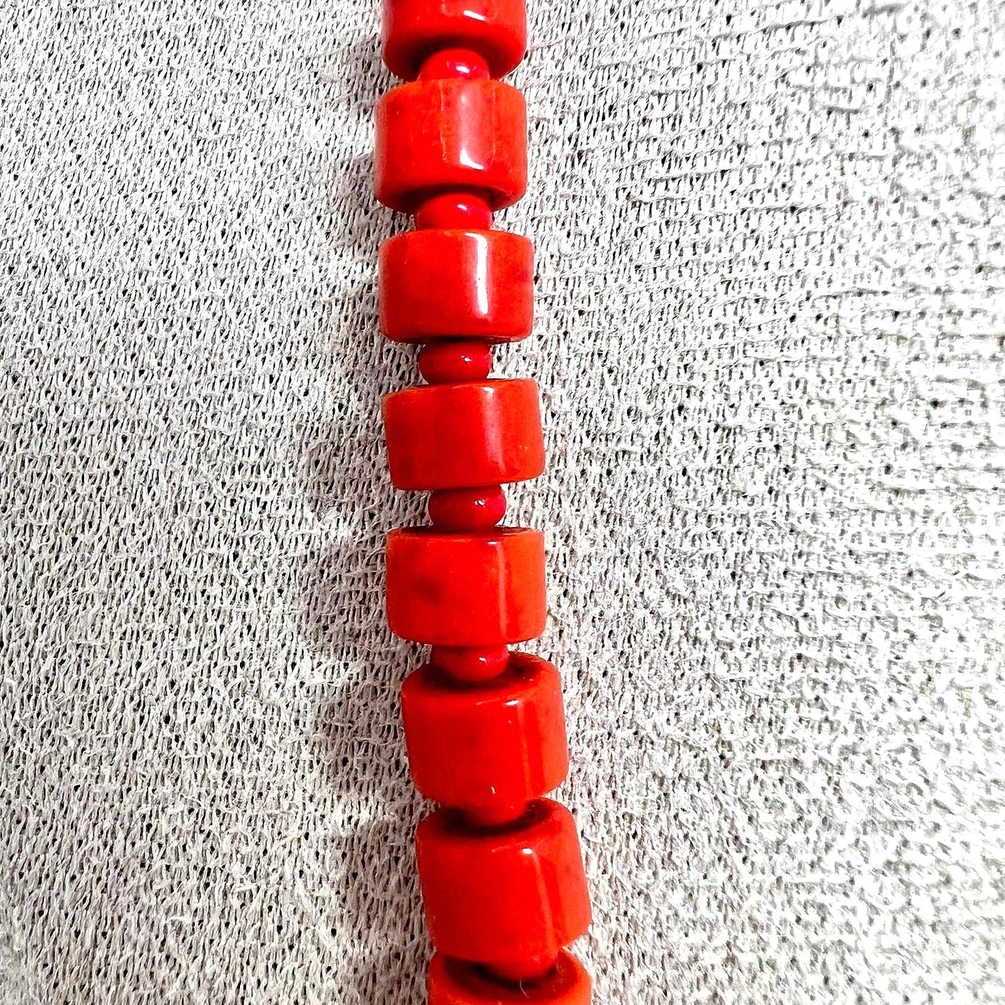 Korallen-Kette mit zylindrischen Perlen
