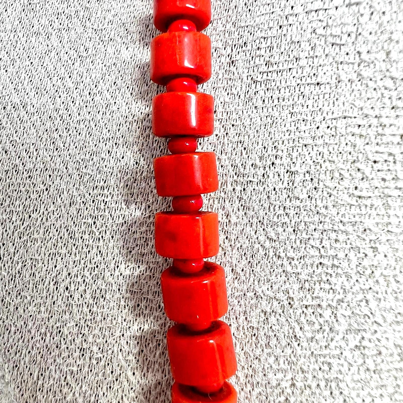 Korallen-Kette mit zylindrischen Perlen