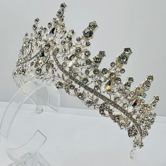 Diadem in Silber mit funkelnden Strasssteinen