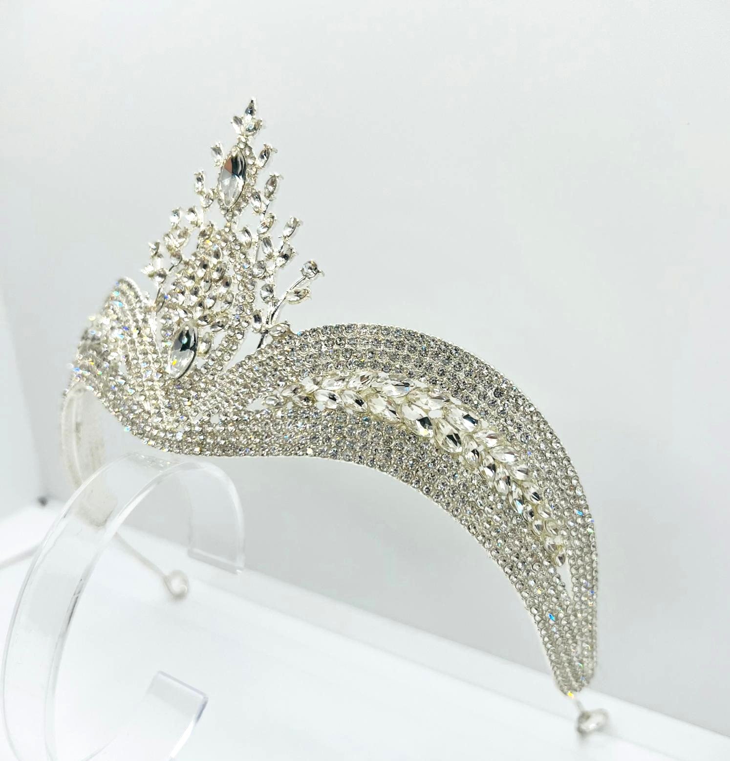  Luxuriöse silberne Tiara