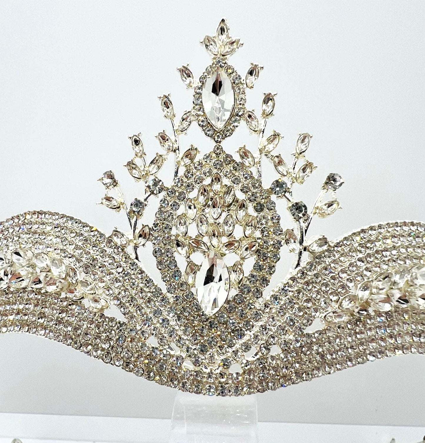 ✨ Luxuriöse silberne Tiara mit facettierten Strasssteinen und Kristallen – Ein Meisterstück für besondere Anlässe!✨