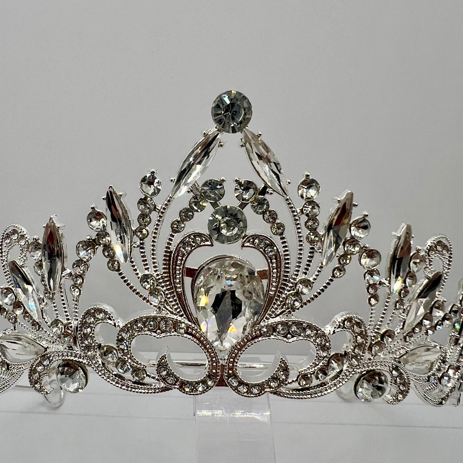 Tiara im Märchenstil mit Strasssteinen