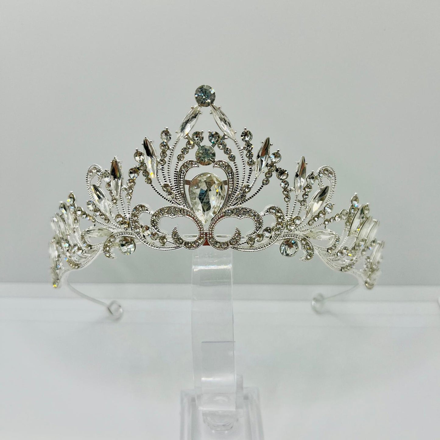 Tiara im Märchenstil mit Strasssteinen