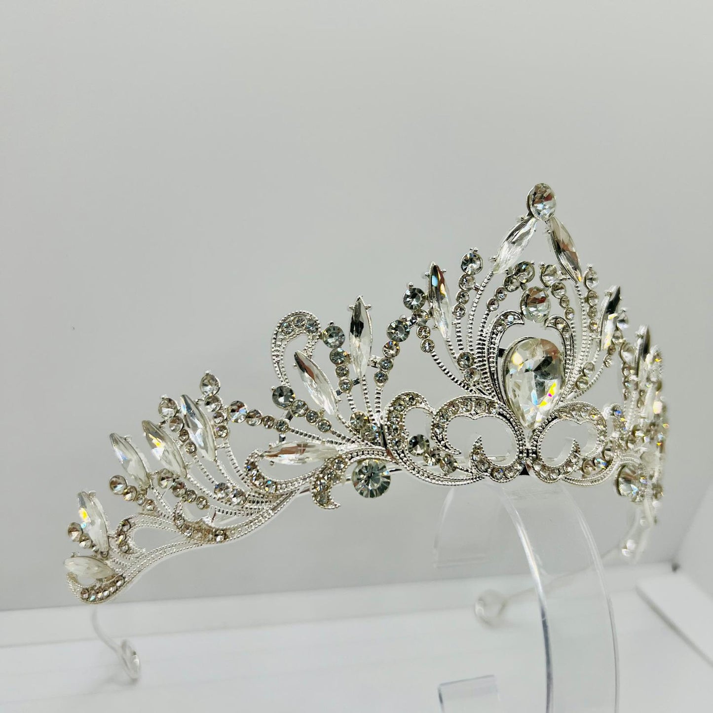 Tiara im Märchenstil mit Strasssteinen