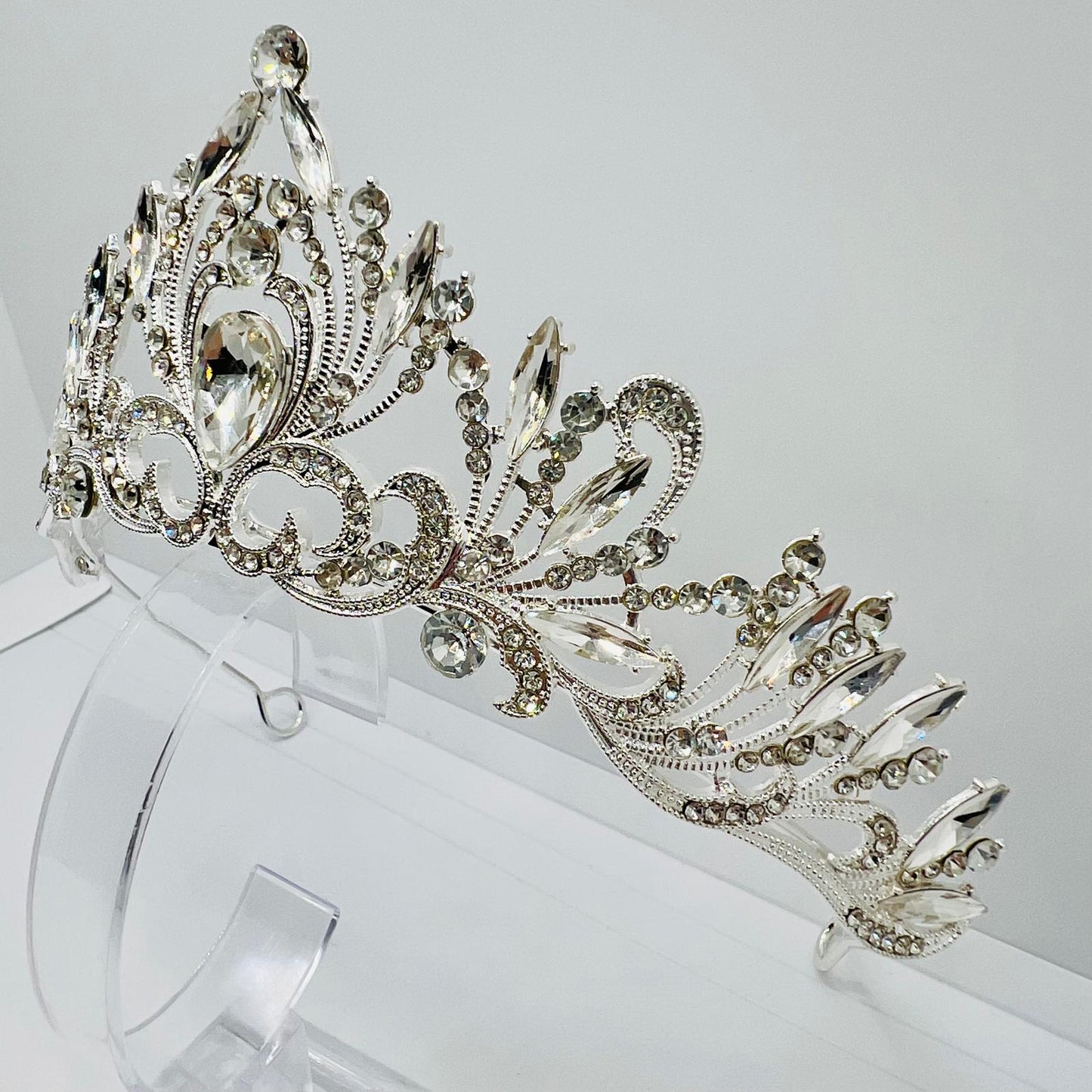 Tiara im Märchenstil mit Strasssteinen