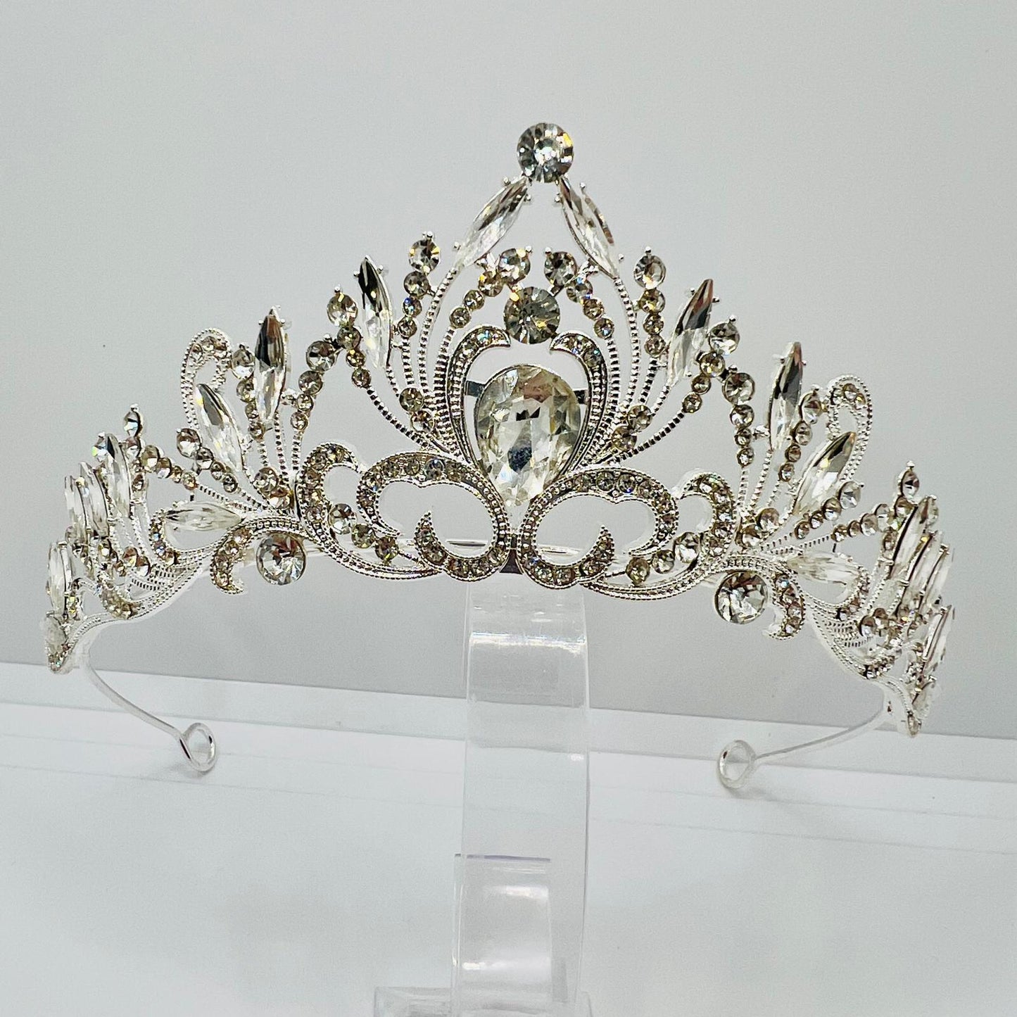 Tiara im Märchenstil mit Strasssteinen