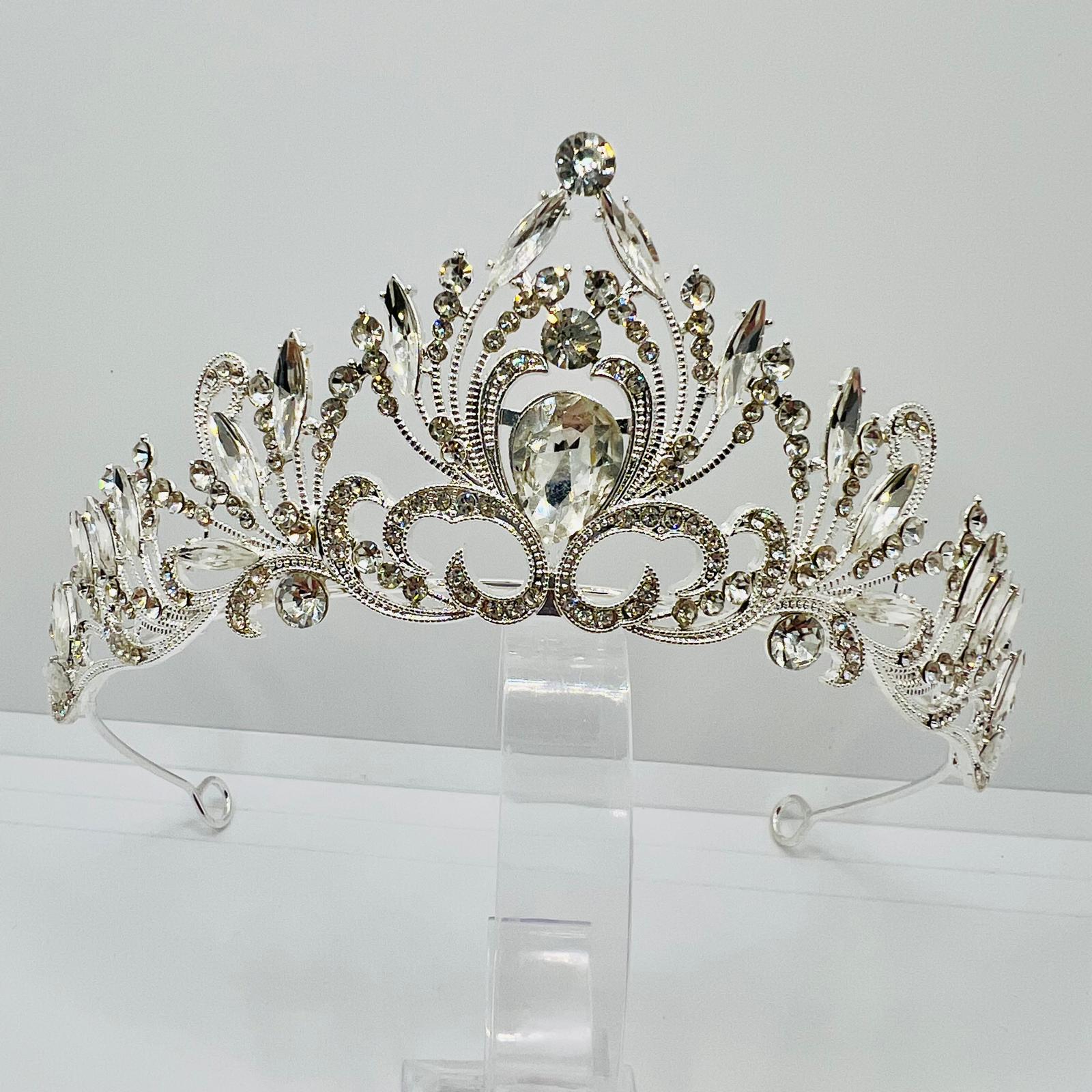 Tiara im Märchenstil mit Strasssteinen