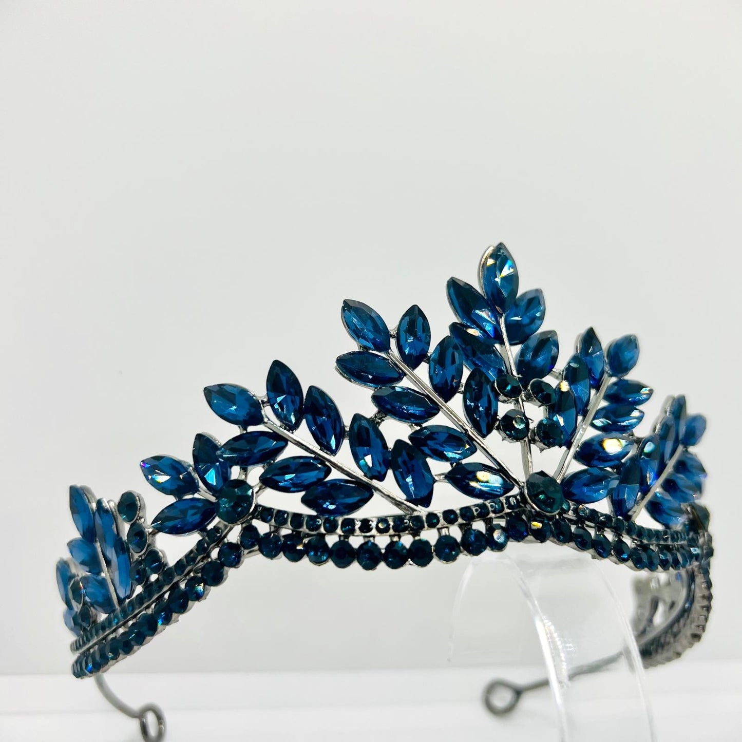 Tiara in Dunkelblau