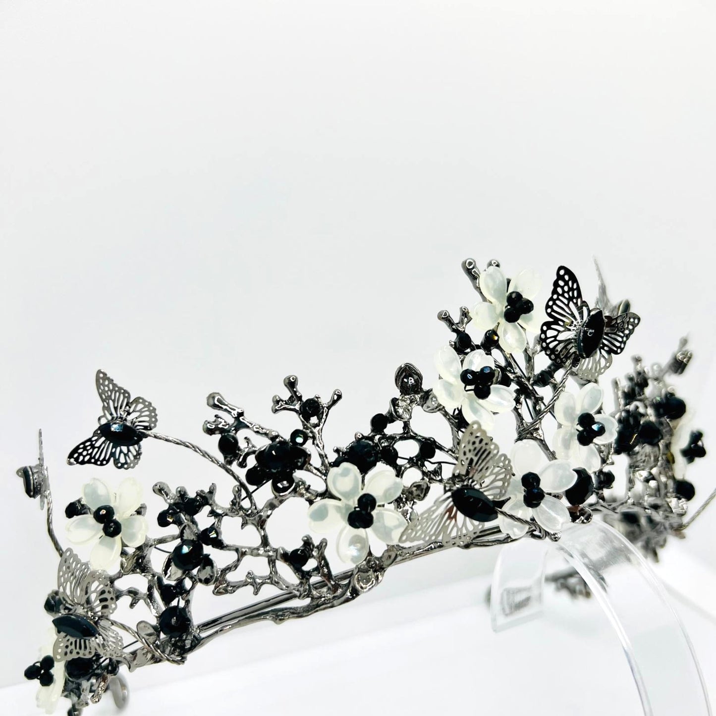  Tiara mit Blumen und Schmetterlingen