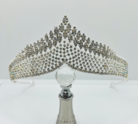 Tiara mit funkelnden Strasskristallen 