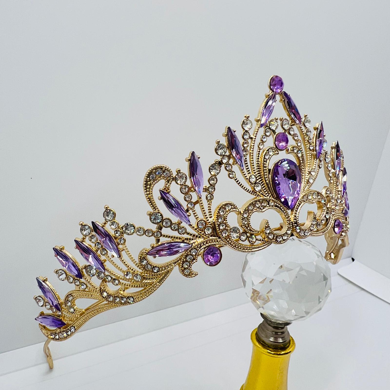 Tiara mit lila Strasssteinen