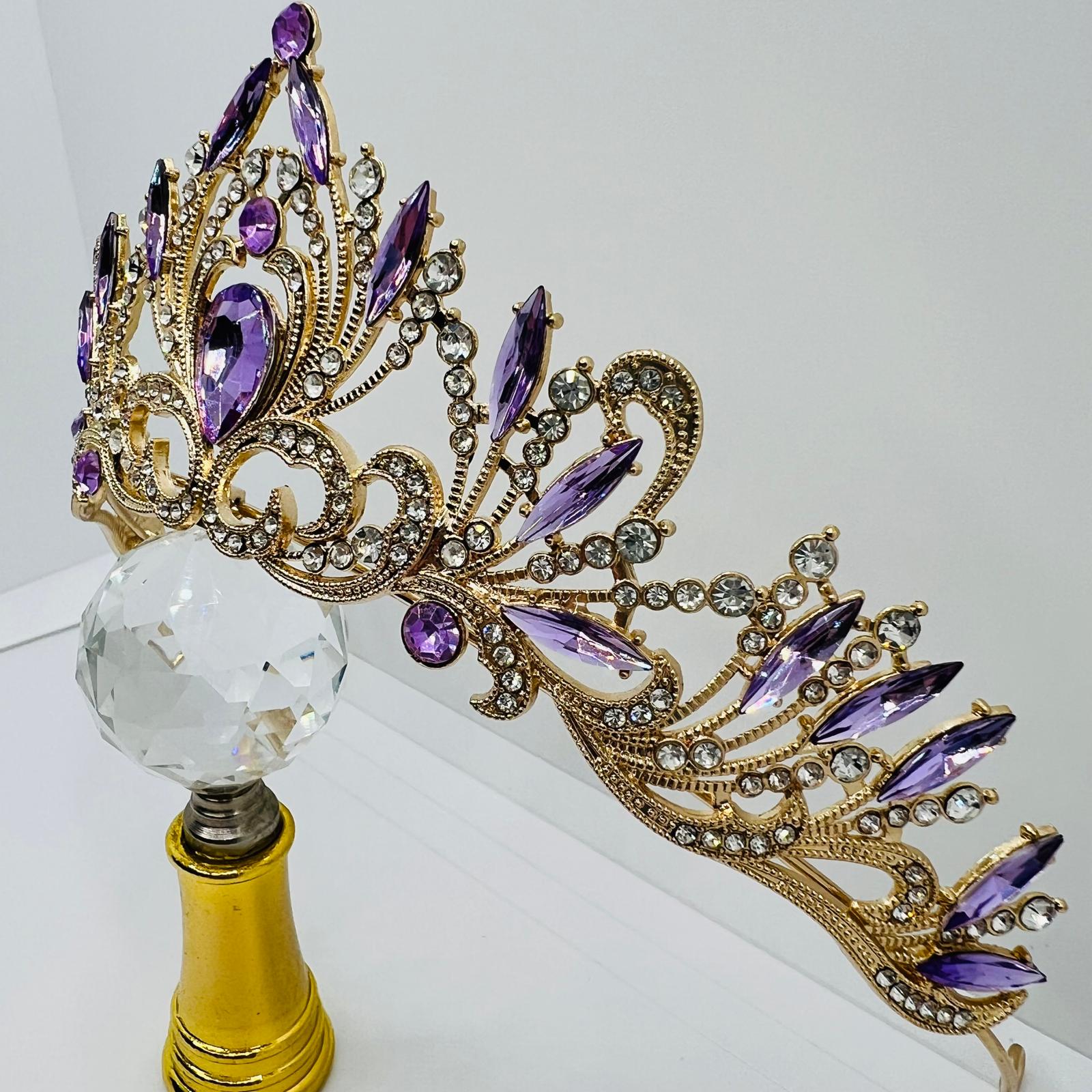 Tiara mit lila Strasssteinen
