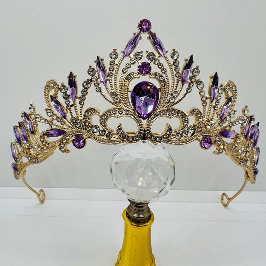 Tiara mit lila Strasssteinen