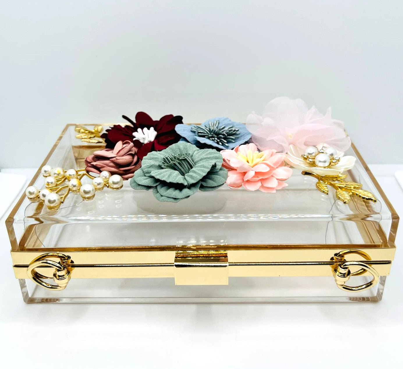 Transparente Clutch mit 3D-Blumen & Goldakzenten