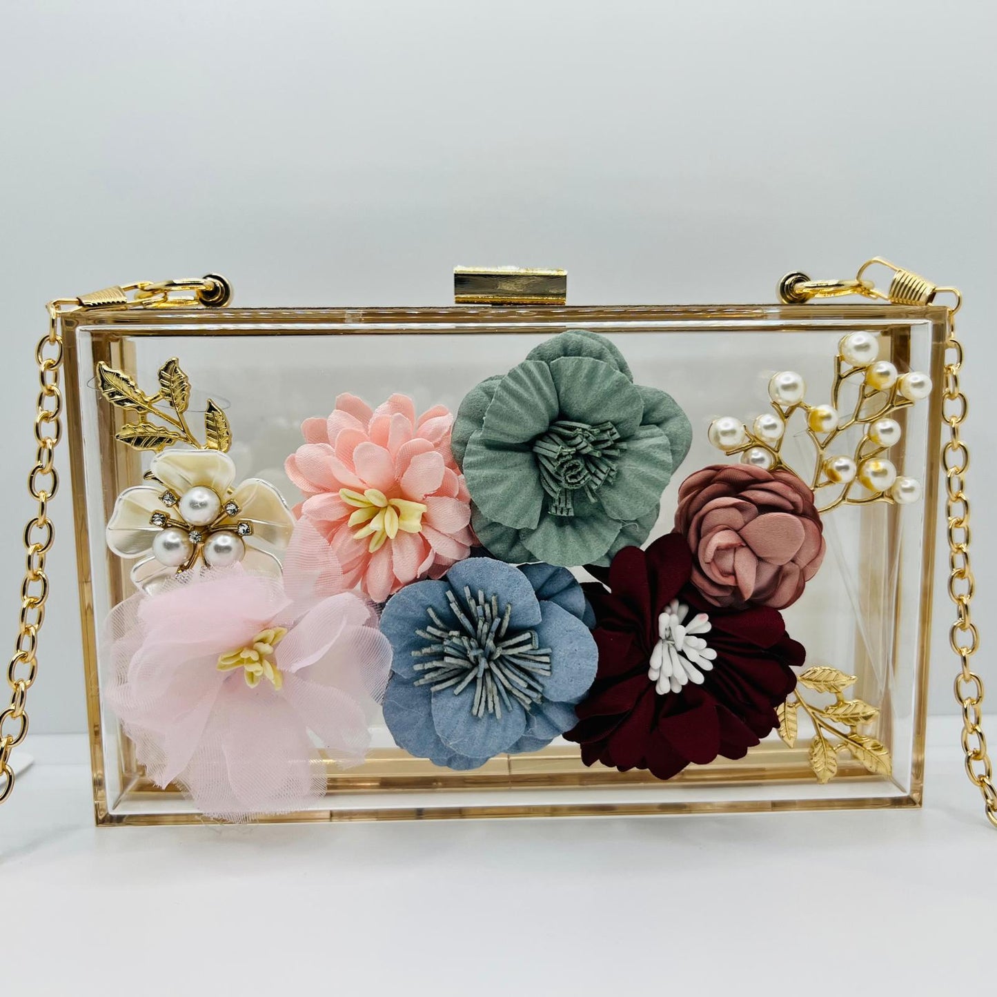 Transparente Clutch mit 3D-Blumen & Goldakzenten