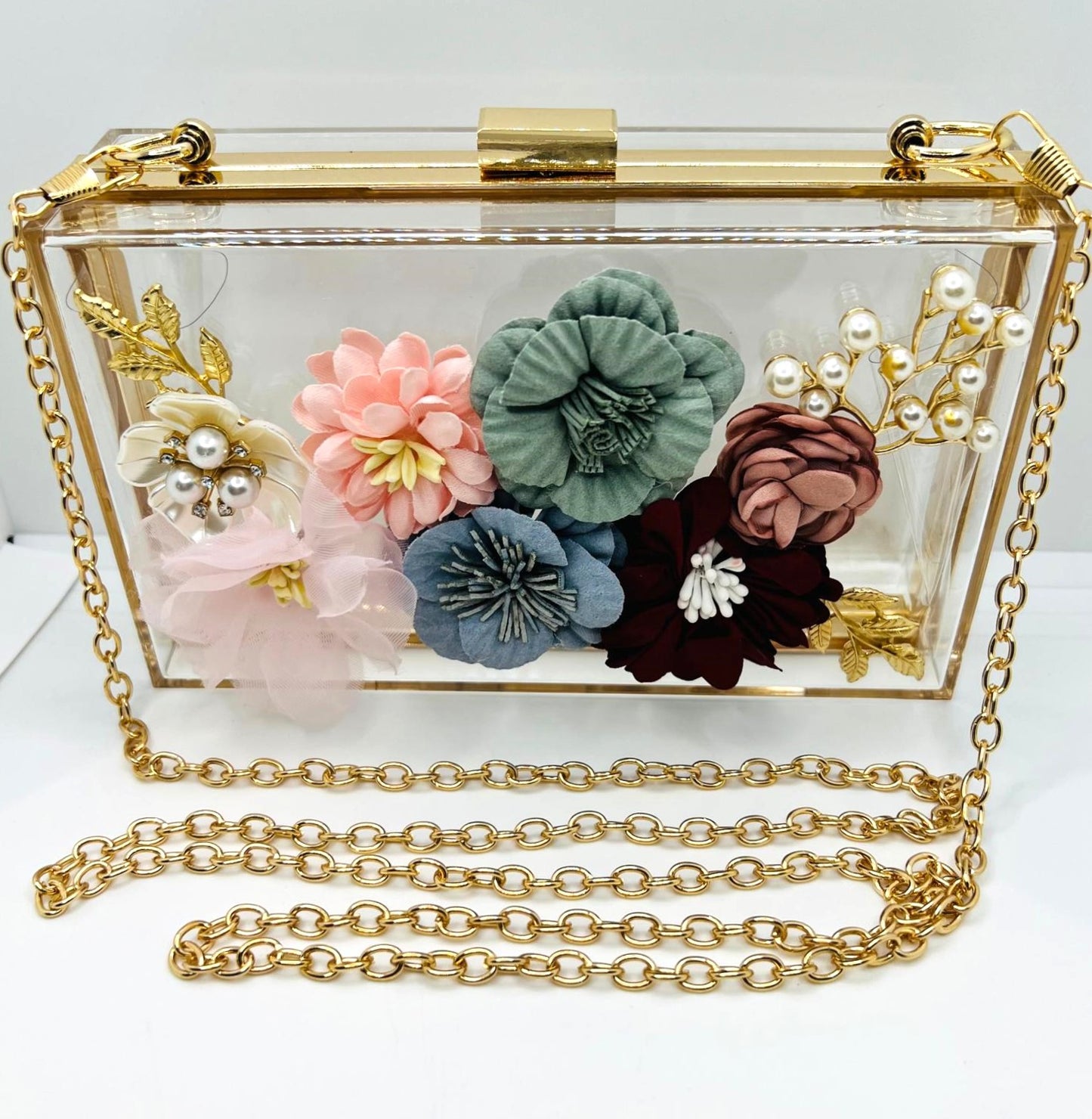 Transparente Clutch mit 3D-Blumen & Goldakzenten