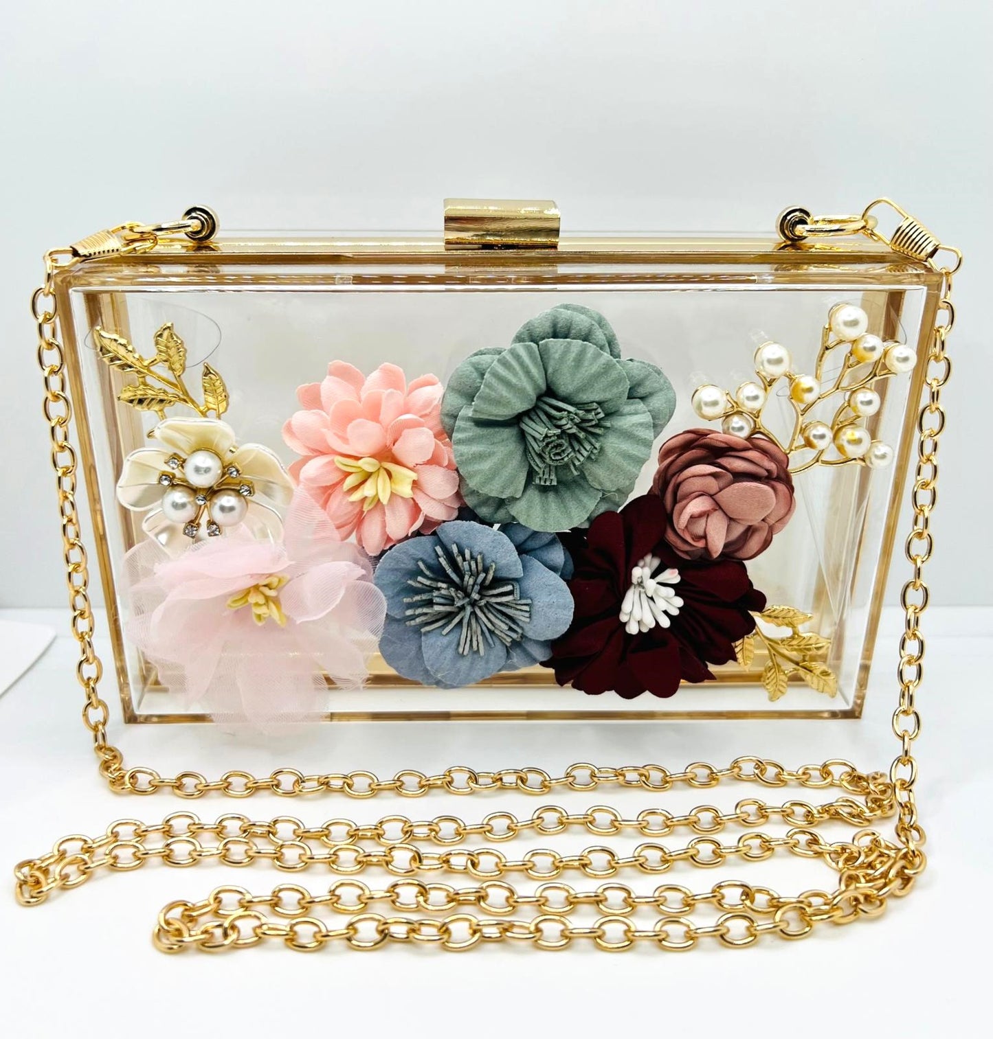 Transparente Clutch mit 3D-Blumen & Goldakzenten