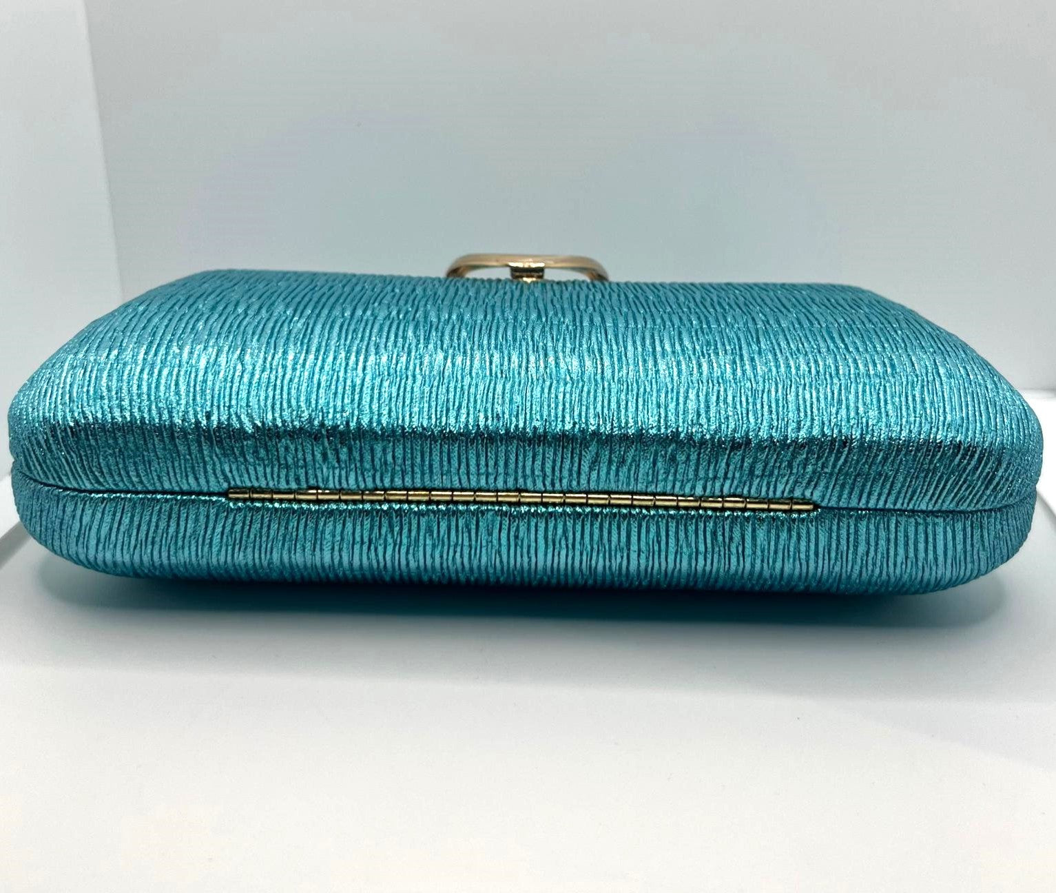 Türkisblaue Clutch aus Lurex mit Goldgriff 