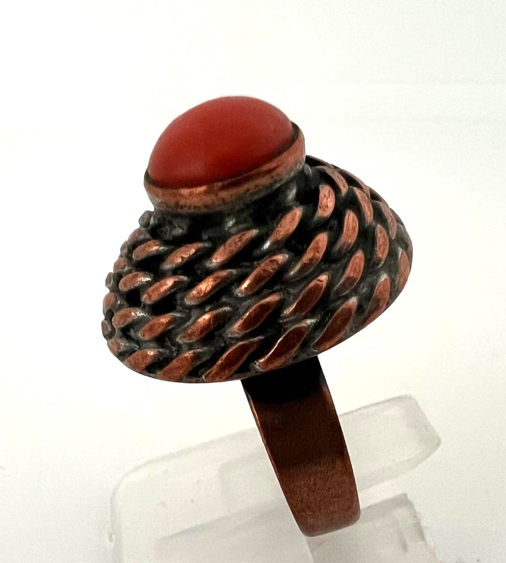Biedermeier Ring aus Kupfer mit roter Koralle
